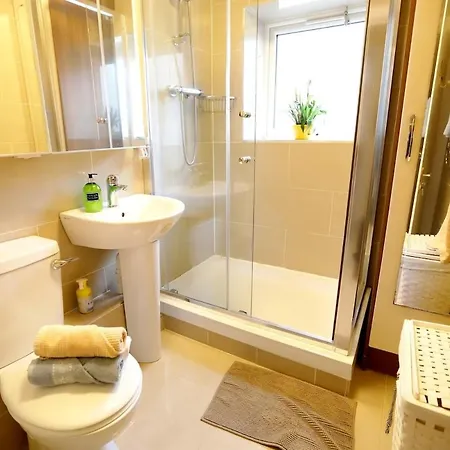 Modern Two Bed With Parking *