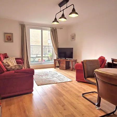 Modern Two Bed With Parking Apartment *