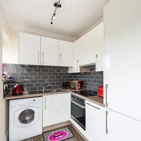 Apartment Centrally Located, Disc0unt Via What App !beautiful ! Check The Number From The Photo !! *