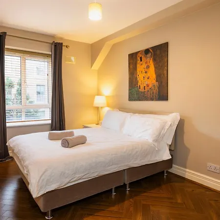 The Picasso - Trendy 2 Bd Ap- 4 - Super Fast Wifi Apartment *