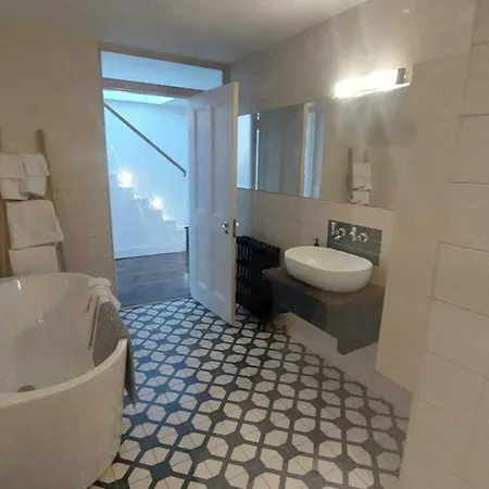Holiday home Stunning Unique & Elegantly Refurbed Seafront 2bd