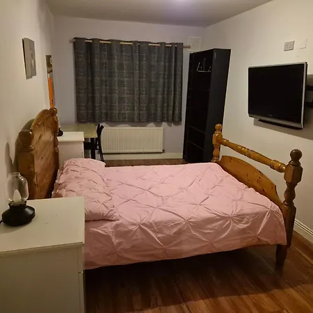 Comfortable Beside Luas Line 1 Homestay *