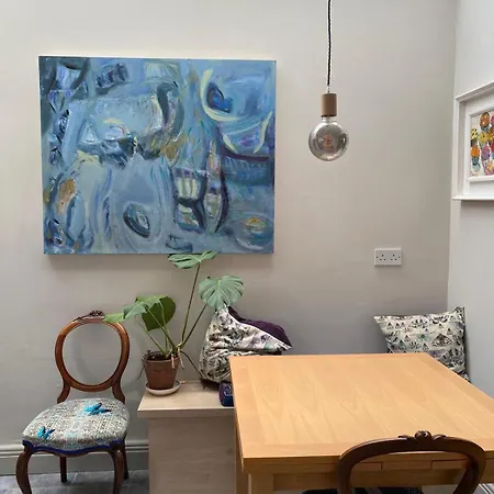 Stylish Centre House, Perfectly Located Apartment *