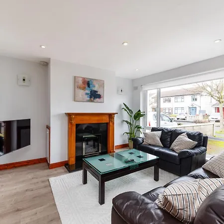 Centre Modern 3 Bedroom House Holiday home *