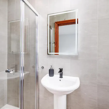 Centre Modern 3 Bedroom House *