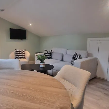 Apartment Upgraded Loft Style Duplex At Rathmines Village *