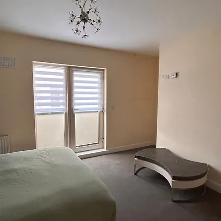 Apartment King Bed Just 8 Minutes To Airport Dublin