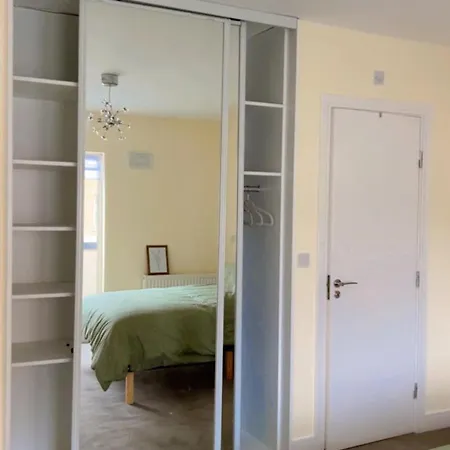 King Bed Just 8 Minutes To Airport Dublin