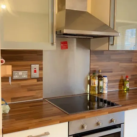 King Bed Just 8 Minutes To Airport Apartment Dublin