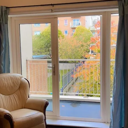 King Bed Just 8 Minutes To Airport Apartment Dublin