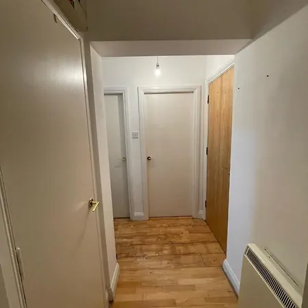 Spacious 2 Bedroom Near The Spire *
