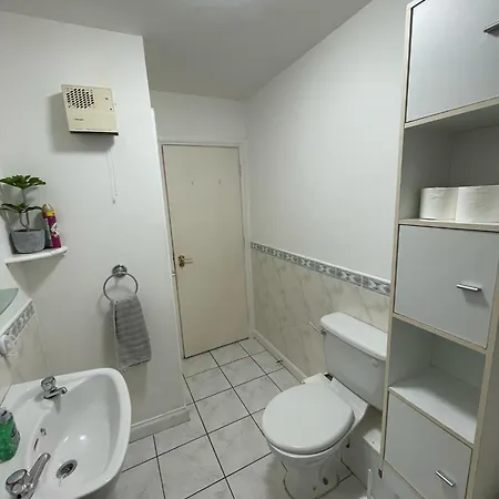 Spacious 2 Bedroom Near The Spire Apartment