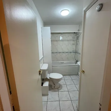 Spacious 2 Bedroom Near The Spire Apartment