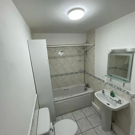 Spacious 2 Bedroom Near The Spire