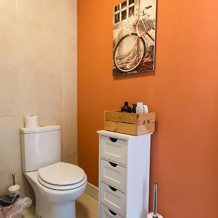 4-bed House Close To Airport, & Beaches