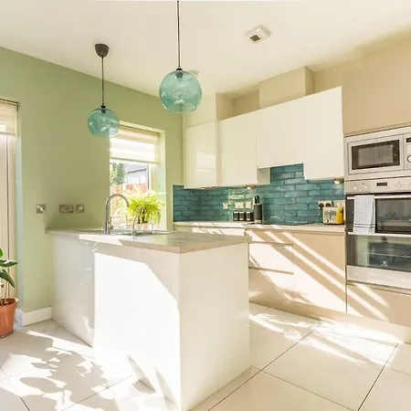 Holiday home 4-bed House Close To Airport, & Beaches *