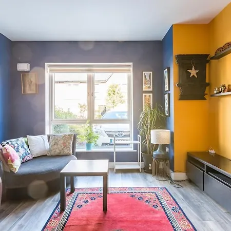 4-bed House Close To Airport, & Beaches Holiday home *