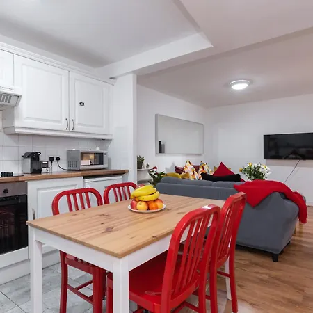 Spacious 3-bed In Center Apartment *