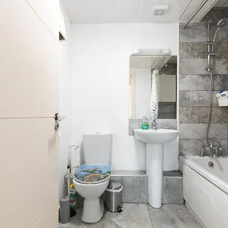 Spacious 3-bed In Center Apartment