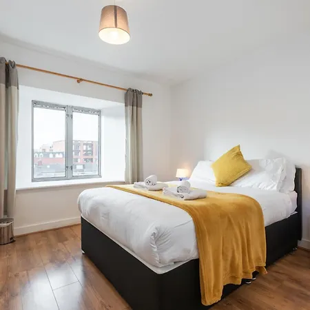 Spacious 3-bed In Center Apartment *
