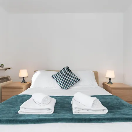 Spacious 3-bed In Center Apartment