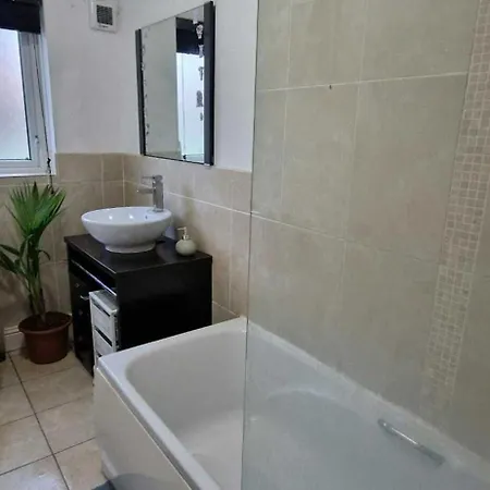Peaceful & Pet Friendly 200mtrs To Dundrum Centre Apartment *