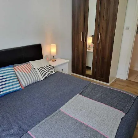 Peaceful & Pet Friendly 200mtrs To Dundrum Centre Apartment