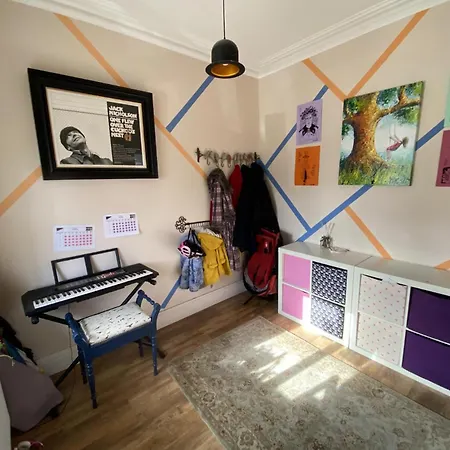 Large & Colourful Family 4bd With Kids Playground Holiday home *