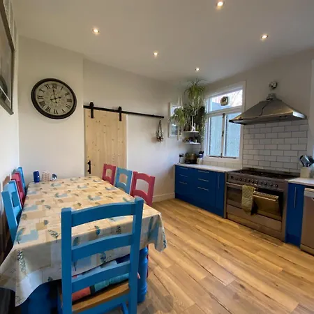 Large & Colourful Family 4bd With Kids Playground Dublin