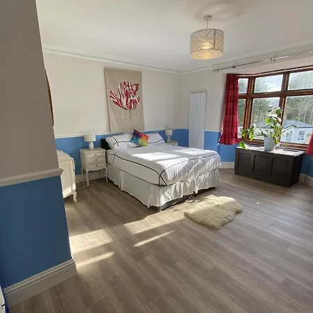 Large & Colourful Family 4bd With Kids Playground