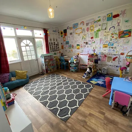 Holiday home Large & Colourful Family 4bd With Kids Playground