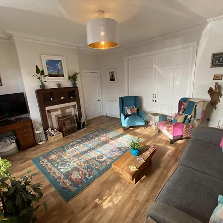 Large & Colourful Family 4bd With Kids Playground