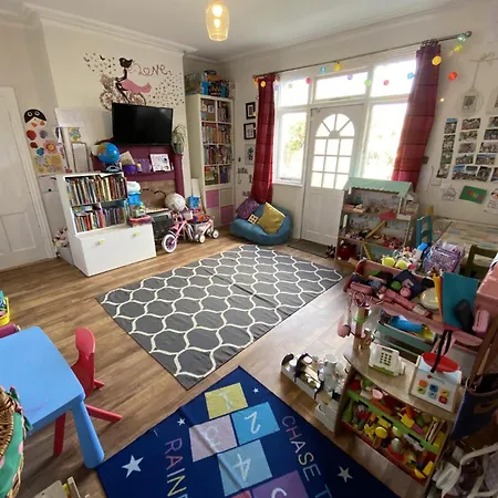 Large & Colourful Family 4bd With Kids Playground Holiday home