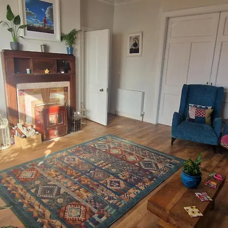 Large & Colourful Family 4bd With Kids Playground