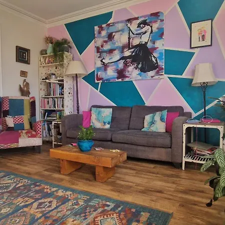Large & Colourful Family 4bd With Kids Playground Holiday home