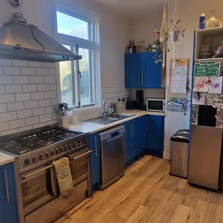 Holiday home Large & Colourful Family 4bd With Kids Playground