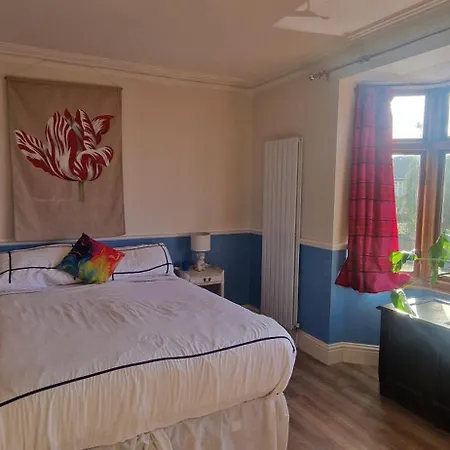 Large & Colourful Family 4bd With Kids Playground Holiday home *