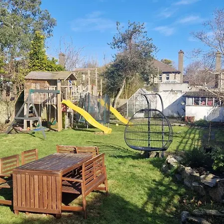 Large & Colourful Family 4bd With Kids Playground *