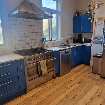 Large & Colourful Family 4bd With Kids Playground Holiday home