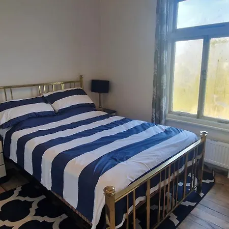 Holiday home Large & Colourful Family 4bd With Kids Playground *