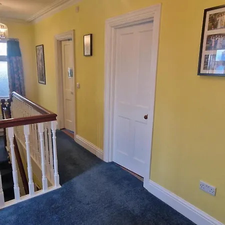 Large & Colourful Family 4bd With Kids Playground