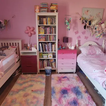 Large & Colourful Family 4bd With Kids Playground Holiday home