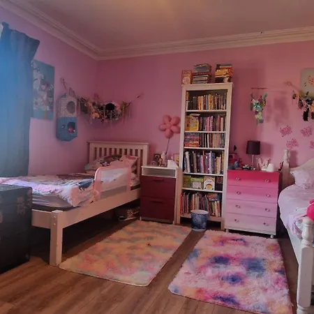 Large & Colourful Family 4bd With Kids Playground *