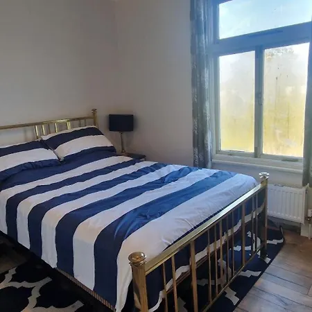 Large & Colourful Family 4bd With Kids Playground
