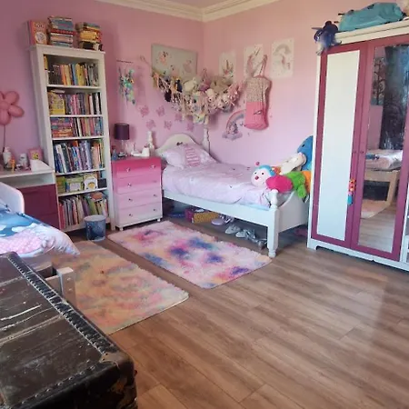Holiday home Large & Colourful Family 4bd With Kids Playground