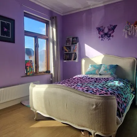 Holiday home Large & Colourful Family 4bd With Kids Playground *
