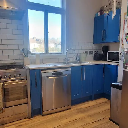 Large & Colourful Family 4bd With Kids Playground Dublin