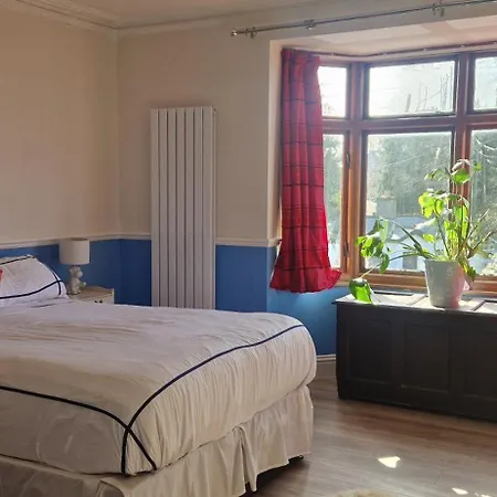 Large & Colourful Family 4bd With Kids Playground Holiday home *