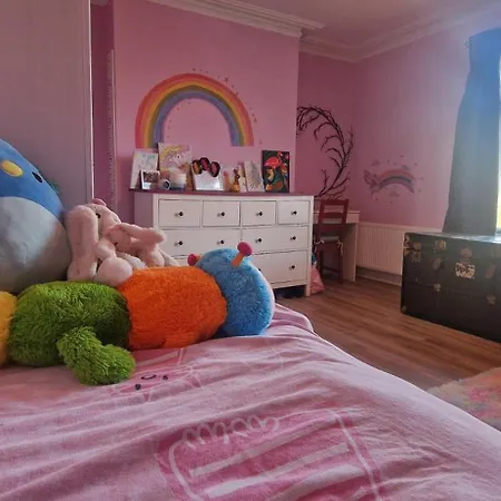 Large & Colourful Family 4bd With Kids Playground *