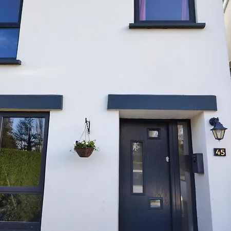 4 Bed Modern Spacious House South Holiday home
